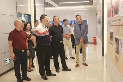 廣東廣墾畜牧集團(tuán)黨委書記、董事長黃宣一行蒞臨皇氏集團(tuán)參觀交流